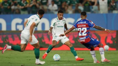 O jogador Riquelme, da SE Palmeiras, disputa bola com o jogador do Fortaleza EC, durante partida válida pelas oitavas de final, volta, da Copa do Brasil, na Arena Pantanal
